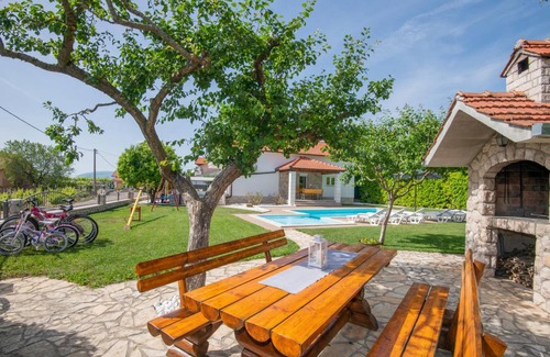 Imotski House | 195 m² House ∙ 4 bedrooms ∙ 8 guests