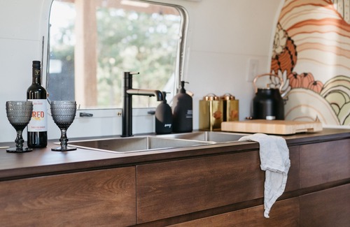 Tyendinaga Mohawk Territory House | 1971 Vintage Modern Airstream w/Cowboy Tub near PEC