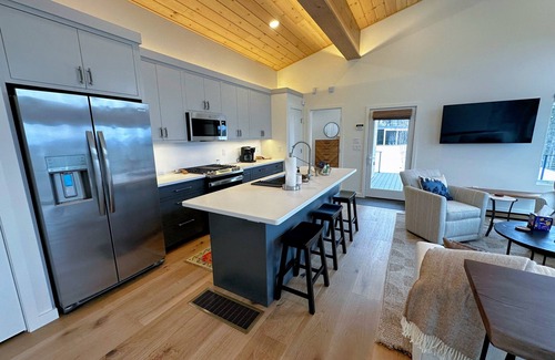 Bethlehem Villa | 1B Contemporary cabin in magnificent setting, luxury and comfort, hot tub, AC!