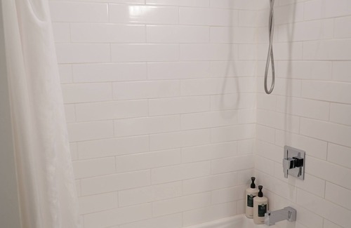 Kent Bed & Breakfast | 1Bed & Bath by Sasquatch Mtn & HHS (Pet Friendly)