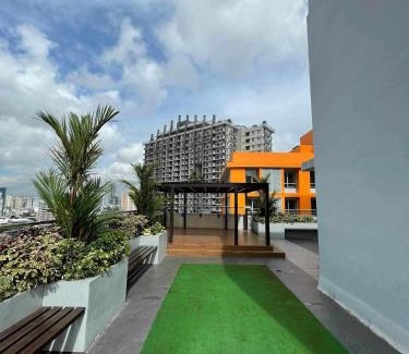 Kapitolyo Apartment | 1Bedroom2603A Sunshine100Tower3 70Inches TV Pool Karaoke
