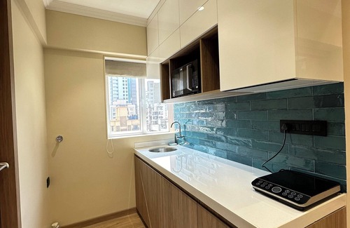 Bandra East Apartment | 1BHK Oasissta : Centrally Located with All Essentials 5 mins from Bandra