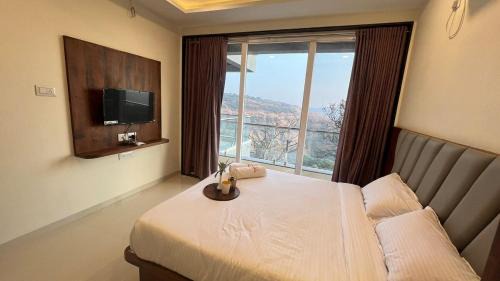 Panchgani Apartment | 1BHK Suite with Valley View, Ora Vue