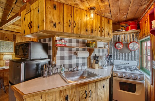 Lyons Cabin | 1BR Cabin for Two, Peaceful River & Mountain Views