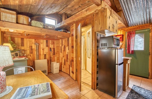 Lyons Cabin | 1BR Cabin for Two, Peaceful River & Mountain Views