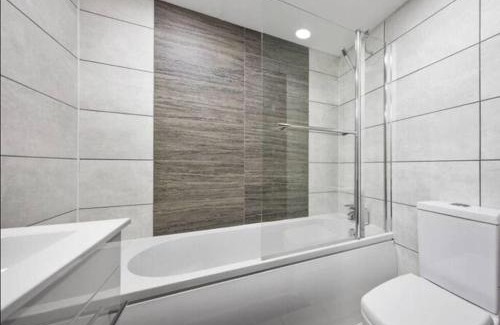 Bloxwich Apartment | 1BR Hideaway Near NEC & Resorts World - Ideal for Travelers