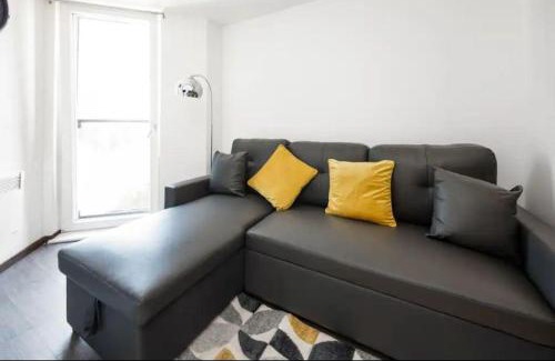 Bloxwich Apartment | 1BR Hideaway Near NEC & Resorts World - Ideal for Travelers