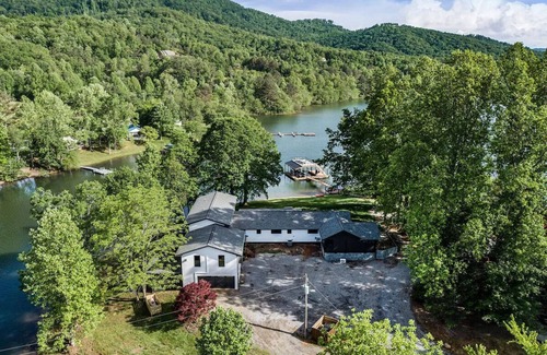 Hiawassee Cabin | 1BR Loft Lake Chatuge Loft w/Mountain Views! Full Kitchen, Washer/Dryer & Desk!