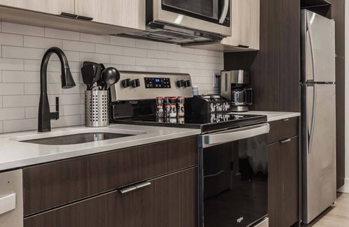 Pendleton Apartment | 1BR OTR CBD Refuge - Free Parking/Gym/Rooftop Pool