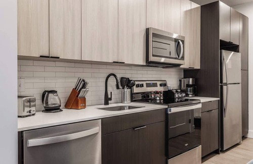Pendleton Apartment | 1BR OTR CBD Refuge - Free Parking/Gym/Rooftop Pool