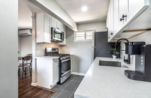 Neartown Apartment | 1BR, Private Bath Free Parking , Fast WiFi