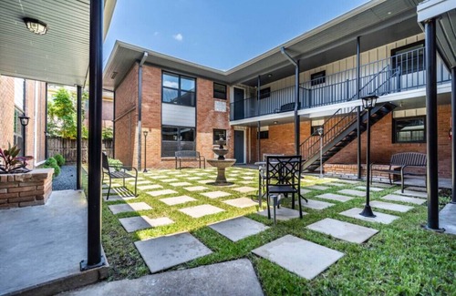 Neartown Apartment | 1BR, Private Bath Free Parking , Fast WiFi