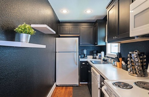 Greenway Plaza-Upper Kirby Apartment | 1BR The Queen's Gambit! Galleria, Medical Center