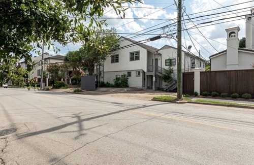 Greenway Plaza-Upper Kirby Apartment | 1BR The Queen's Gambit! Galleria, Medical Center