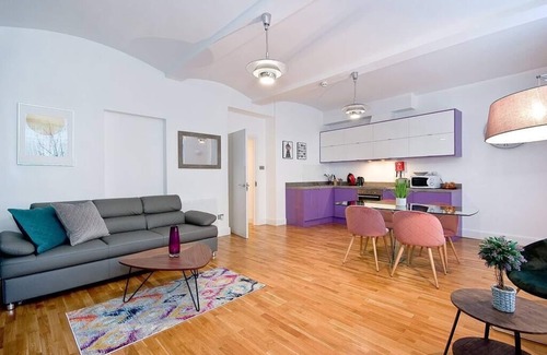 Clerkenwell Apartment | 1M Farringdon sleeps 4 Large 1BR Former Warehouse