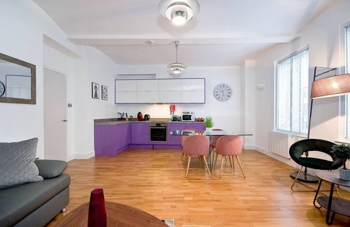 Clerkenwell Apartment | 1M Farringdon sleeps 4 Large 1BR Former Warehouse