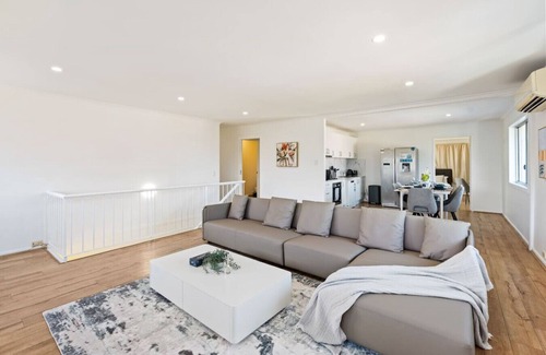 Sunnybank House | 1Mins to Pinelands Plaza, 4BR Chic Family Retreat