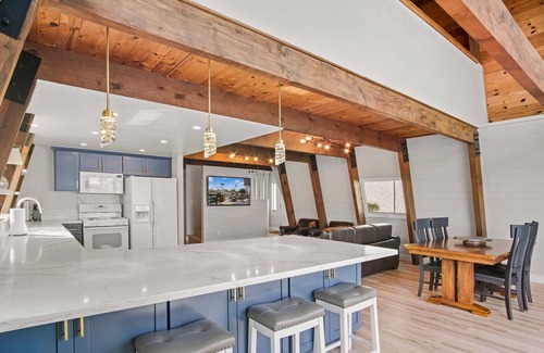 Discovery Bay Cabin | 1pm Check-in Special @ The Delta Cabin, w/Boat Option