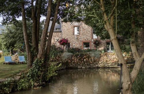 Sainte-Suzanne-and-Chammes House | 1st floor bedroom - garden view