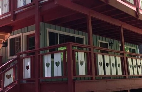 Crestline Apartment | 1st Floor - 1 mile from San Moritz Lodge
