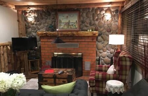 Crestline Apartment | 1st Floor - 1 mile from San Moritz Lodge
