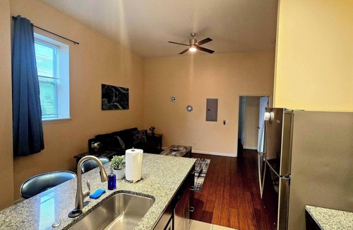 The Gate Apartment | 1st Floor King- Less than From 5 Miles From BJC- Unit D
