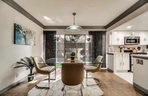 Grand Prairie Condo | 1st Flr Luxury2b 2bth Condo w/King/2 sep twin beds
