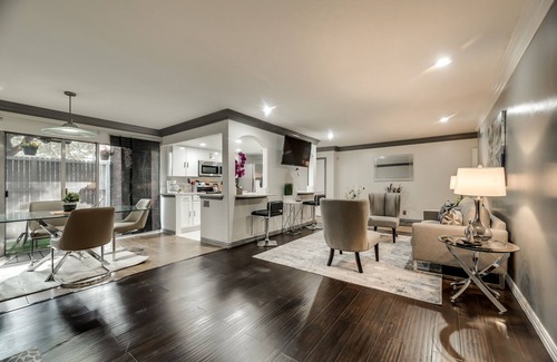 Grand Prairie Condo | 1st Flr Luxury2b 2bth Condo w/King/2 sep twin beds