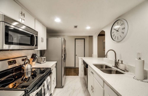 Grand Prairie Condo | 1st Flr Luxury2b 2bth Condo w/King/2 sep twin beds
