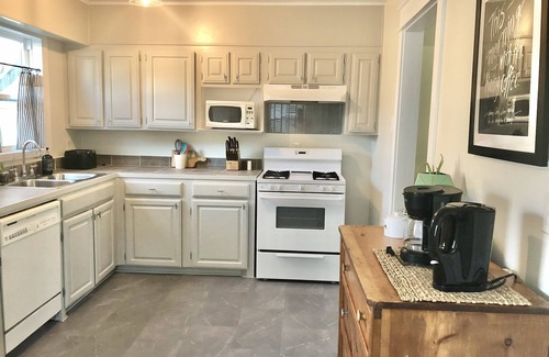Irving House | 2/1 Cottage near Airport, ConvCntr, MusicFctry, FourSeasons, Omni, Westin, UD