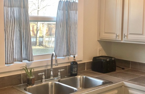 Irving House | 2/1 Cottage near Airport, ConvCntr, MusicFctry, FourSeasons, Omni, Westin, UD