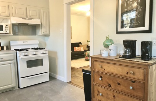 Irving House | 2/1 Cottage near Airport, ConvCntr, MusicFctry, FourSeasons, Omni, Westin, UD