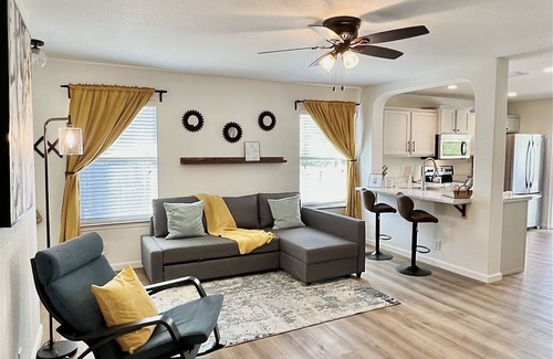 Southside House | 2.5 miles to Lackland BMT/12 miles to Sea World/Riverwalk