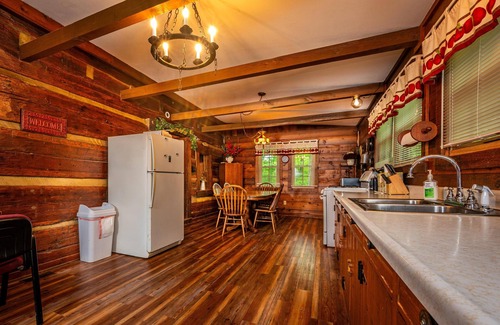 Morgantown Cabin | 2 BA, (1 is a loft), 1 BA Log Cabin