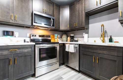 University Heights Apartment | 2 balconies + King Bed