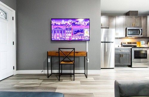 University Heights Apartment | 2 balconies + King Bed