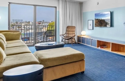 Venice Hotel | 2 Balcony Rooms w/City View | Rooftop | Beach Vibe | Free Breakfast Daily