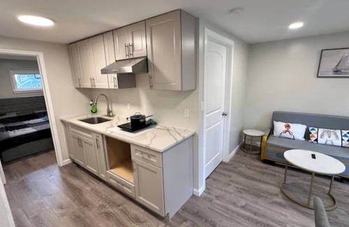 Thomaston House | 2 Bd 2 Ba Unit laundry &kitchen
