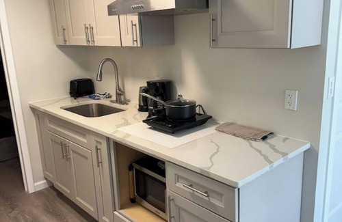 Thomaston House | 2 Bd 2 Ba Unit laundry &kitchen