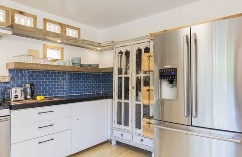 Dawson House | 2 BD/2 BA w home office AND separate work studio. Pet friendly!