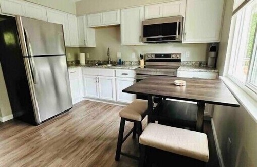 Yale Apartment | 2 BD APT King Bed Washer & Dryer Fireplace Cable Internet