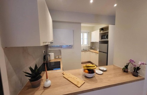 Kinosargous Apartment | 2 bd renovated flat at acropolis