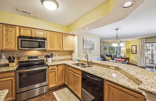 Hilton Head Island Condo | 2 BDR for 4 w/Shared Pool, Near Beach & Shops!