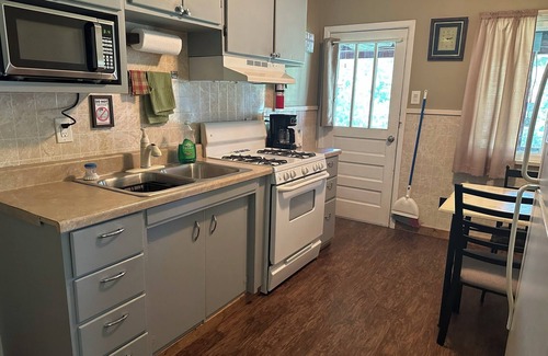 Gamaliel Cabin | 2-Bdrm Lake View/Access Cabin, Family/Pet Friendly, Large Screened Porch, Clean