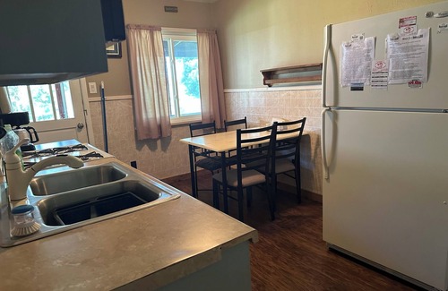 Gamaliel Cabin | 2-Bdrm Lake View/Access Cabin, Family/Pet Friendly, Large Screened Porch, Clean
