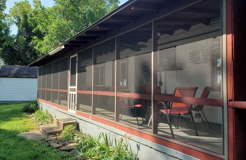 Gamaliel Cabin | 2-Bdrm Lake View/Access Cabin, Family/Pet Friendly, Large Screened Porch, Clean