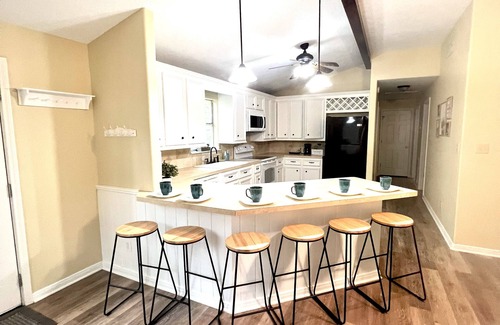 Montgomery Cabin | 2 BDRM Treehouse Hideaway- Lake Conroe | Boat ramp