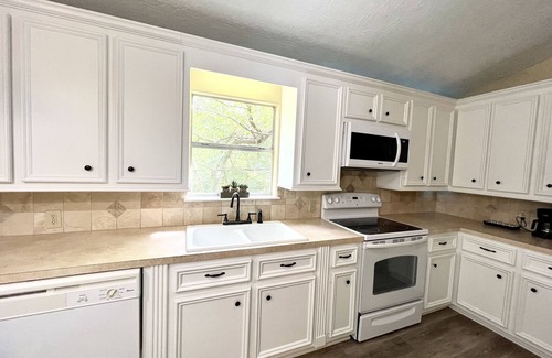 Montgomery Cabin | 2 BDRM Treehouse Hideaway- Lake Conroe | Boat ramp