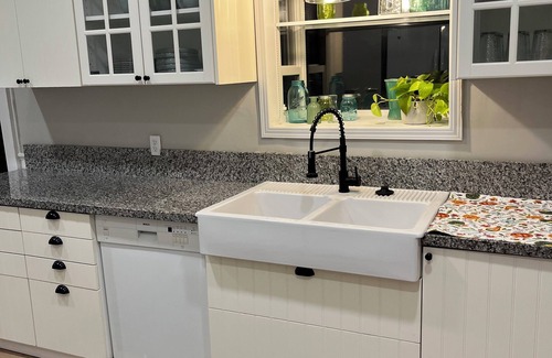 Auburn House | 2 bed 1 bath cottage in downtown Auburn- fenced yard, WiFi and AC. Dog friendly