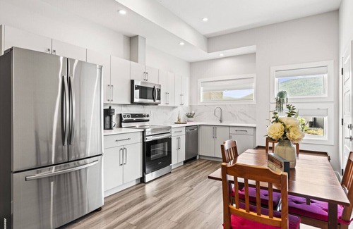 Foothills Apartment | 2 bed, 1 bath on Silver Star Mountain